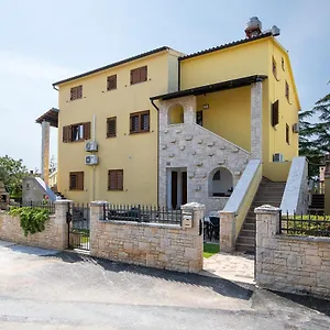 Dadic With Parking & Playground Appartamento